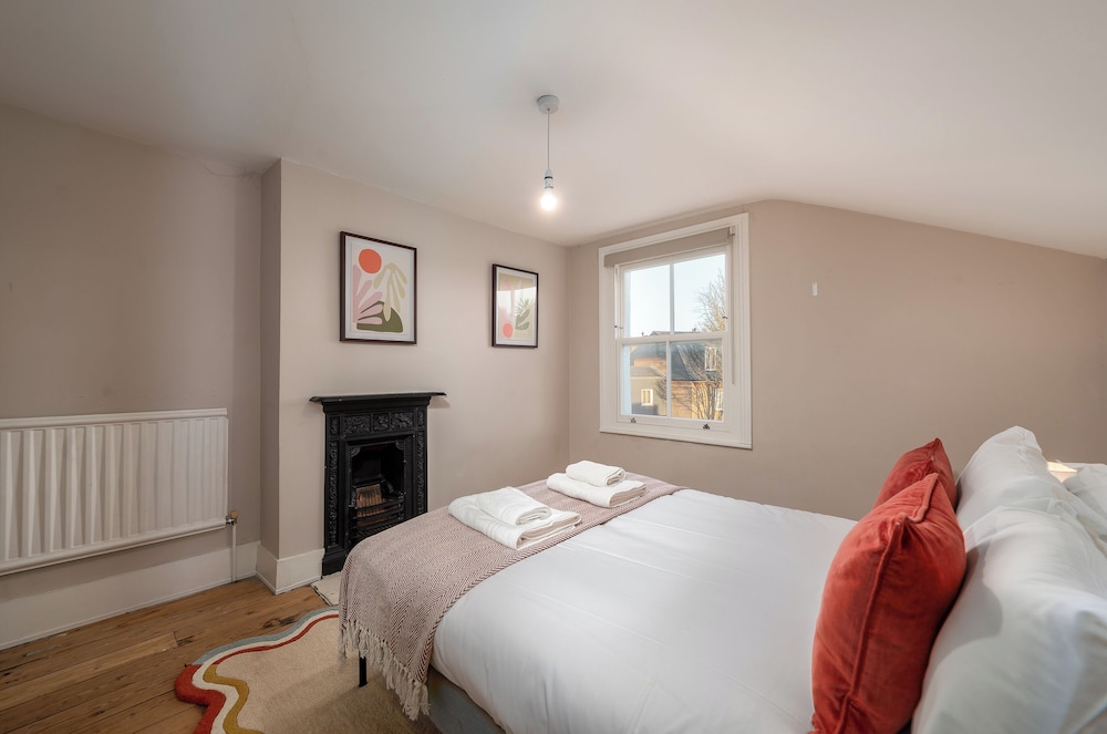 VESTO Three Bedroom Apartment in Clapham 4/26