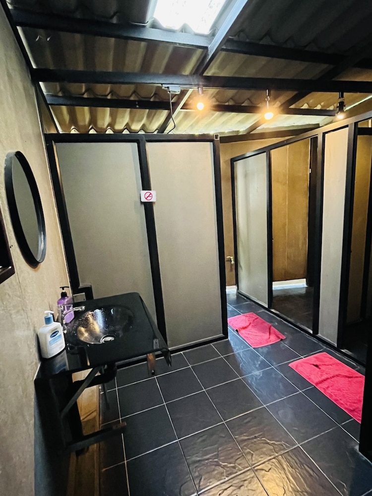 84 Gallery - Hostel 4/42