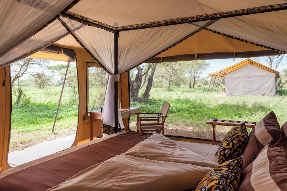 Gnu Mara River Camp 8/50