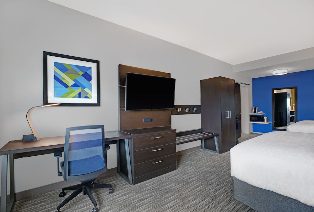 Holiday Inn Express & Suites Milwaukee - Brookfield 21/59