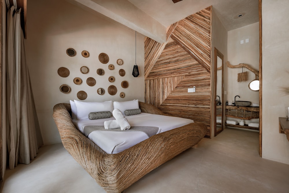 Suite, King Bed, Pool Side, Direct Pool Access