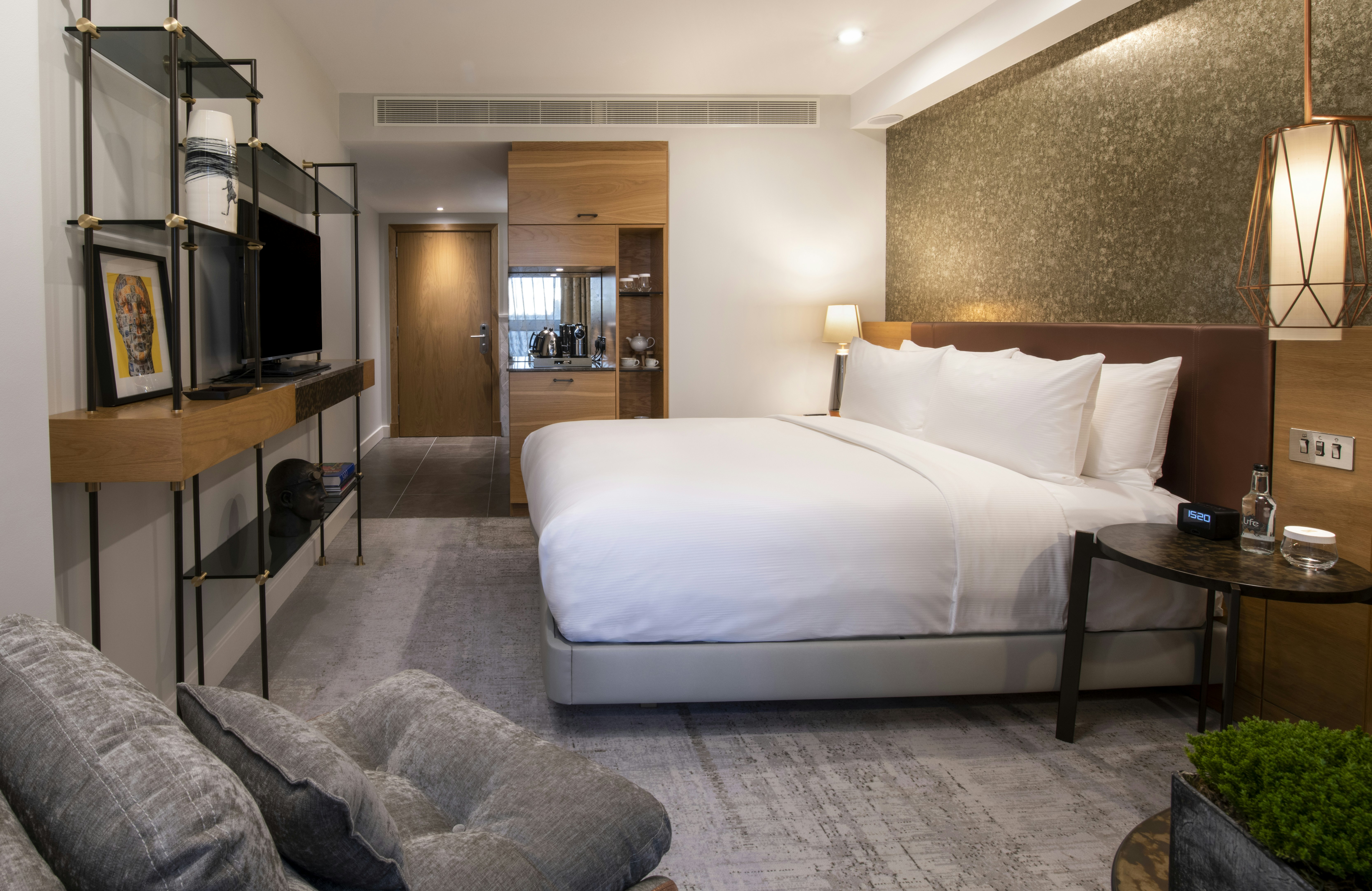 GUEST ROOM, KING BED