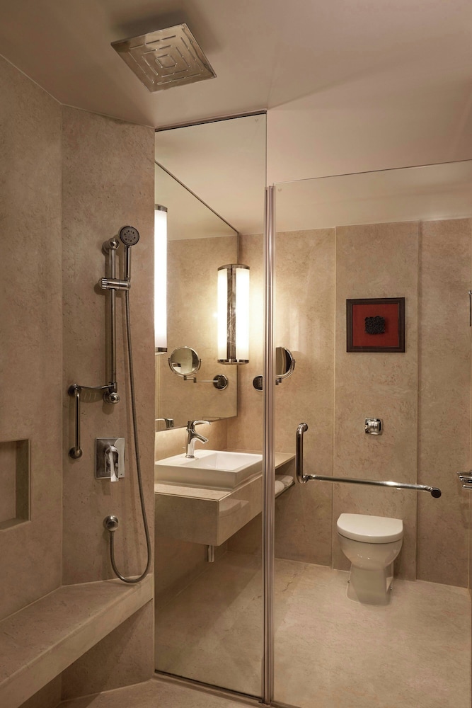 غرفة ديلوكس بسرير كينج بإطلالة على المسبح، Courtyard By Marriott Mumbai International Airport 4/6