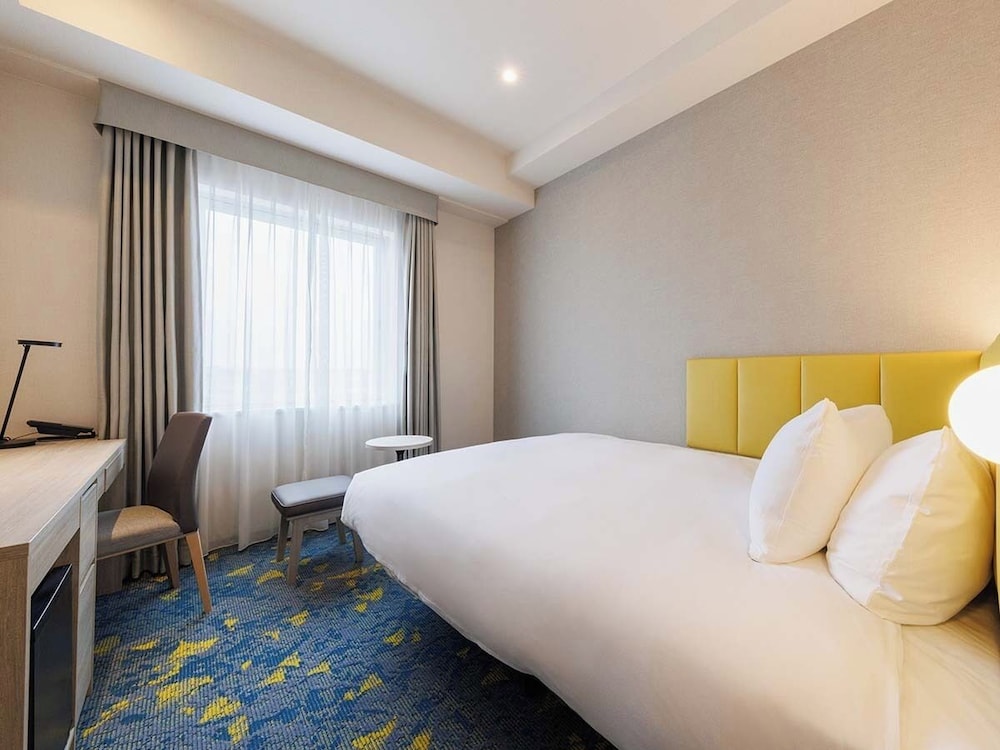 ROOM, SINGLE