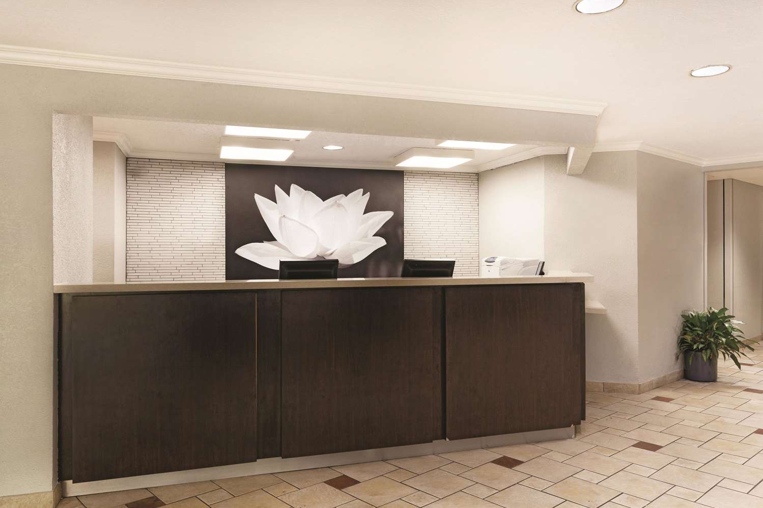 La Quinta Inn & Suites by Wyndham Miami Airport East 10/52