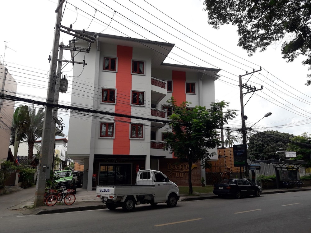 Chorlada Lanna Hotel 43/48