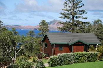 Coast Norfolk Island 15/17