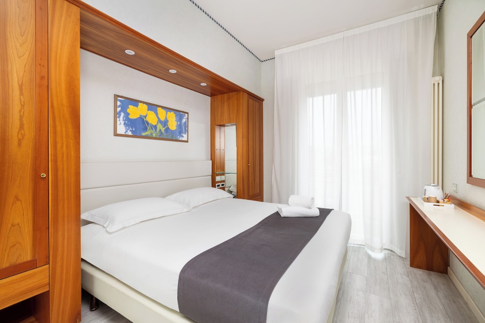 ROOM, DOUBLE BED