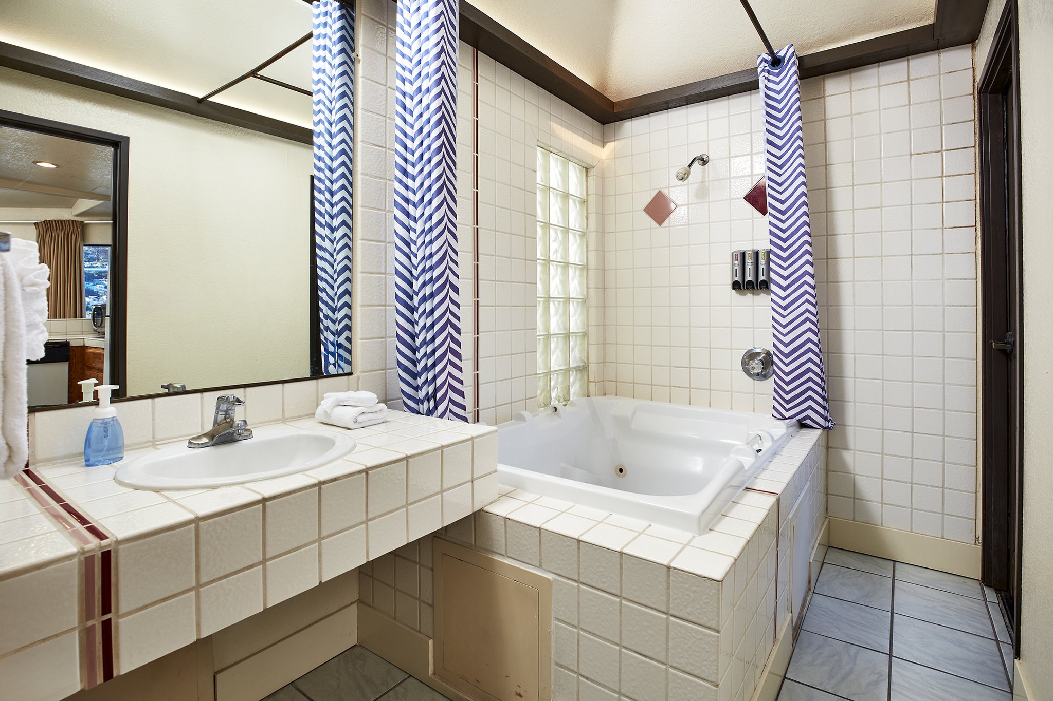 Seaport Village Inn, Avalon 32/33