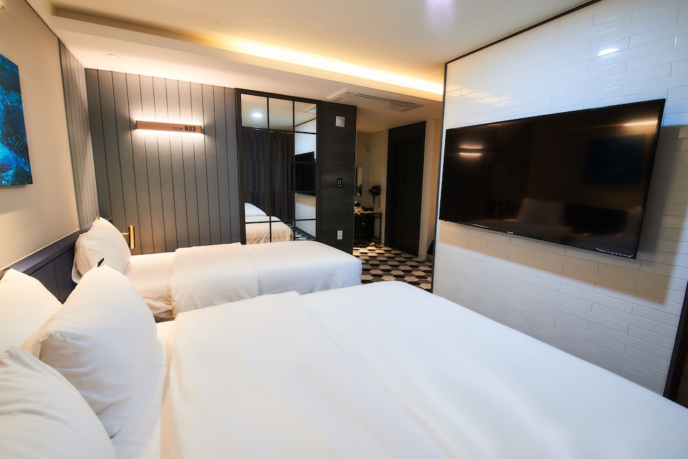 West In Hotel 9/50