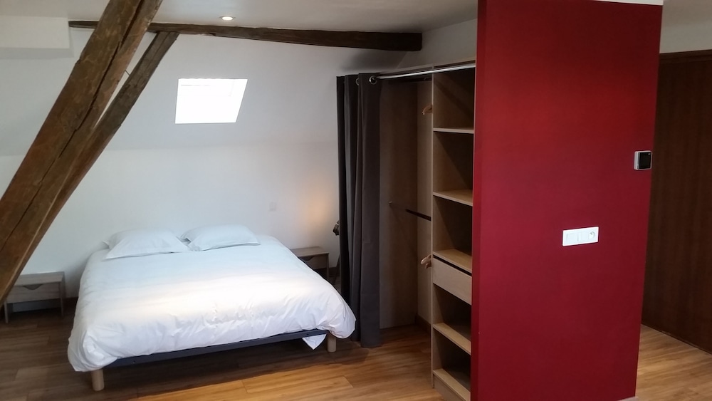 Logis Hotel Les Pasteliers 12/36