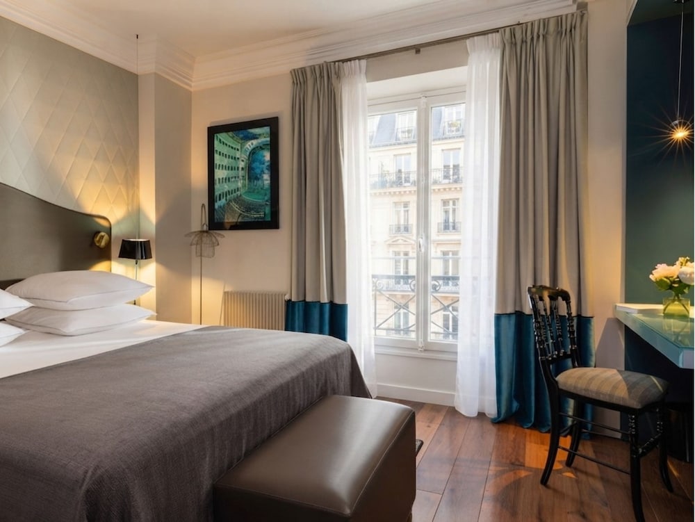 Classic, Double Bed, Opera View