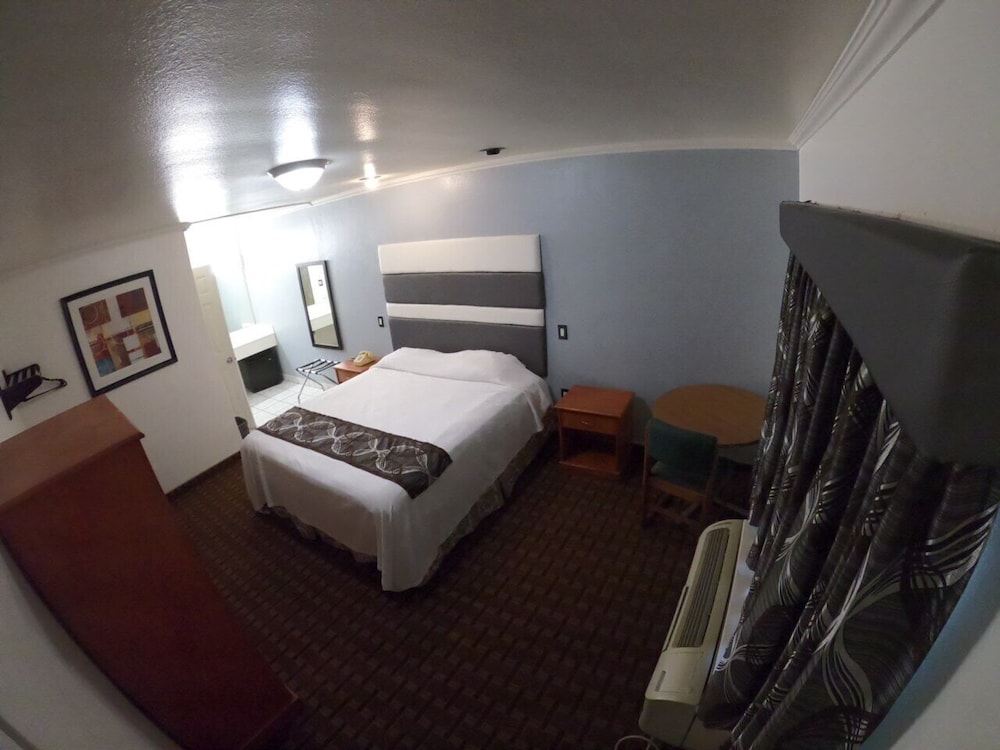 Hollywood Guest Inn 9/23