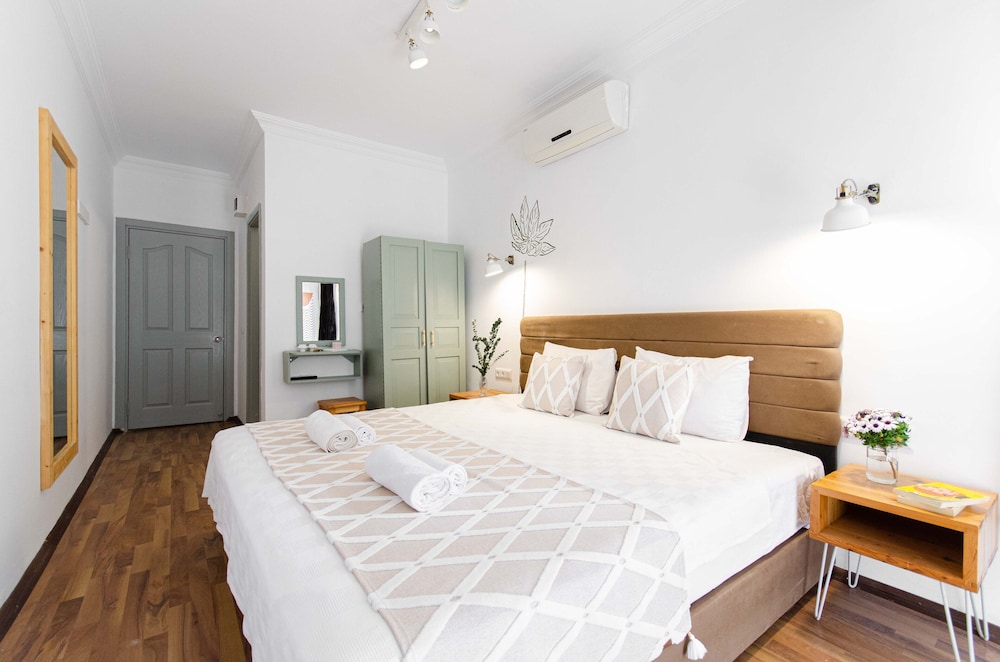DELUXE, DOUBLE OR TWIN BED, GARDEN VIEW