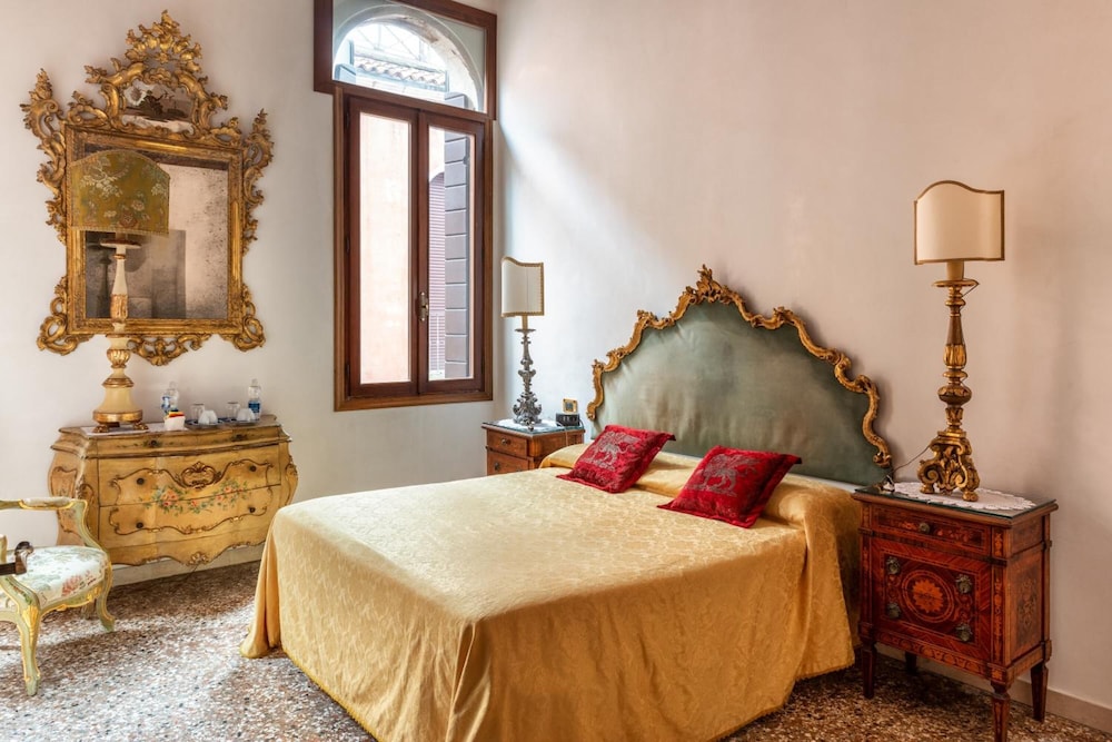 Luxury Venetian Rooms photo5