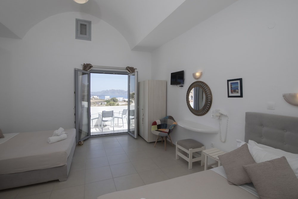 Thira S Dolphin Hotel 35/72