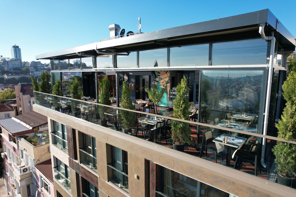 Fragments Hotel 3/51
