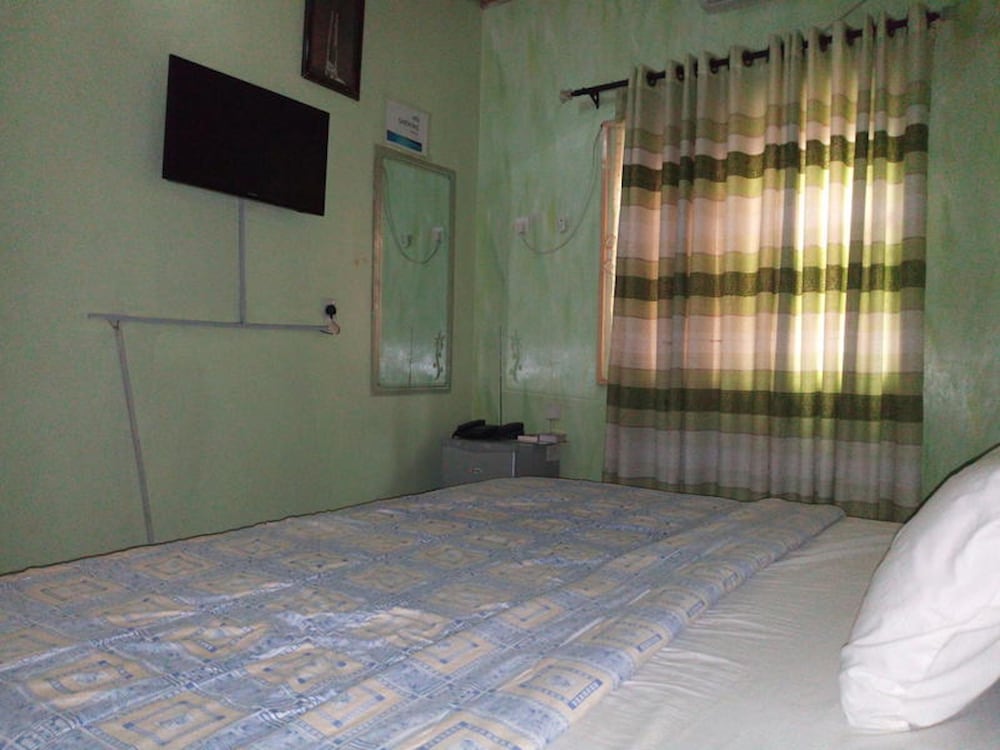 First Laurel Hotel & Suites 14/19