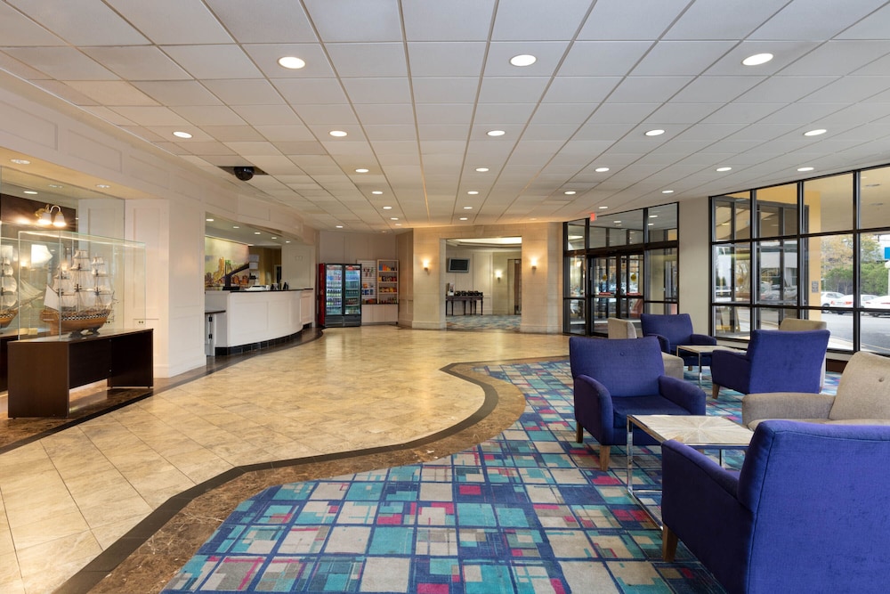 La Quinta Inn and Suites by Wyndham Secaucus Meadowlands 7/41