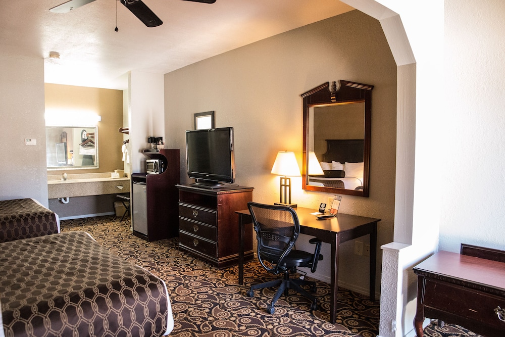 Mockingbird Inn Suites 42/49