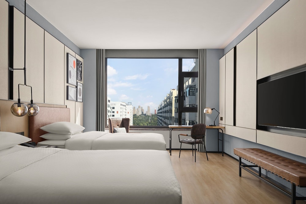 غرفة بسريرين منفصلين بإطلالة على المدينة للمدخنين