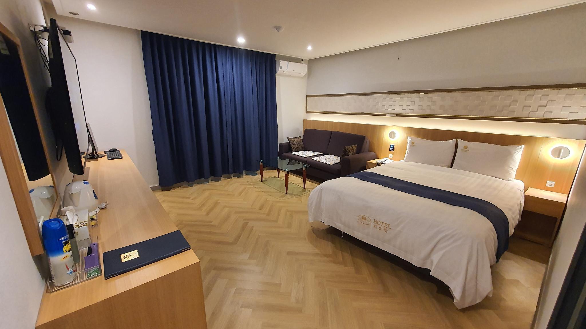 DELUXE, DOUBLE BED