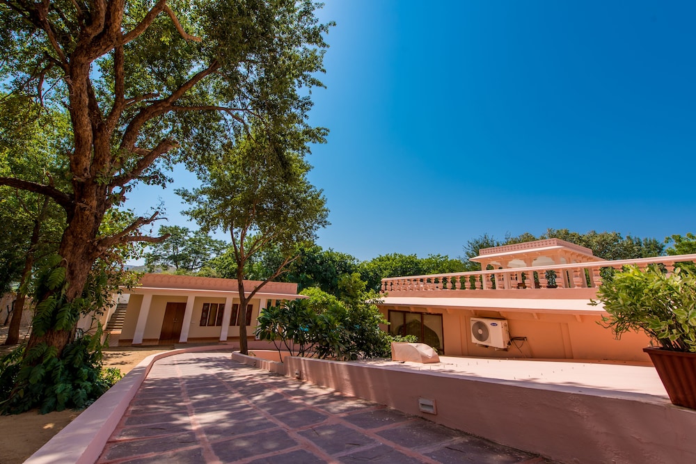 Hotel Dev Vilas 63/72