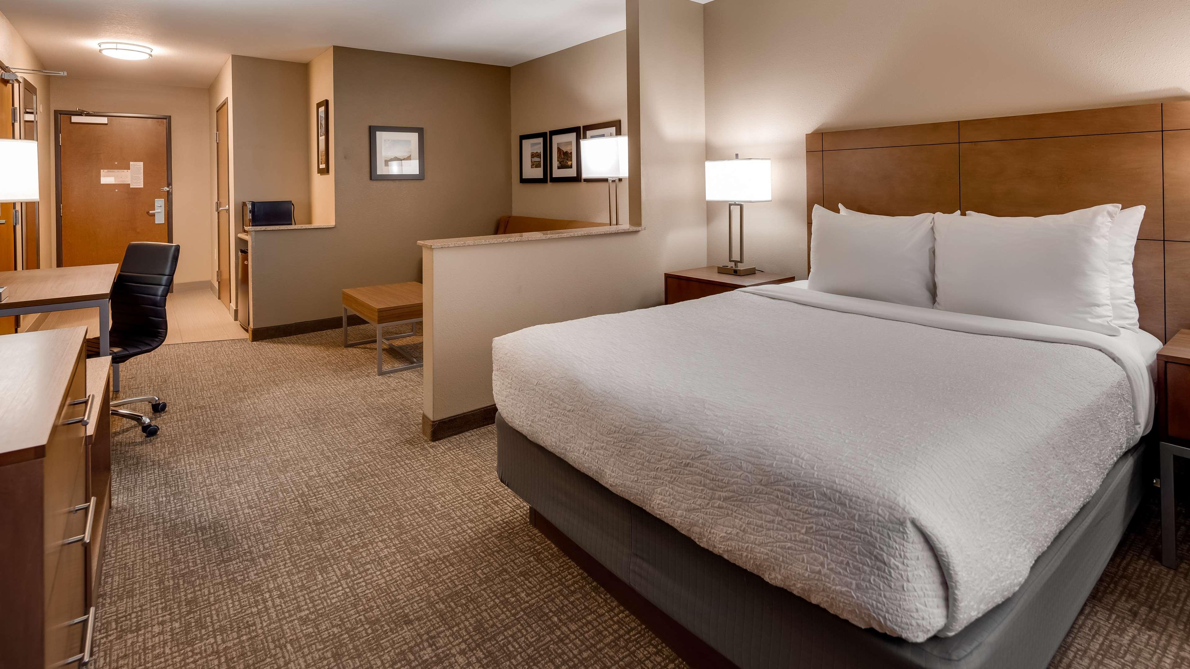 Suite, Queen Bed, Accessible