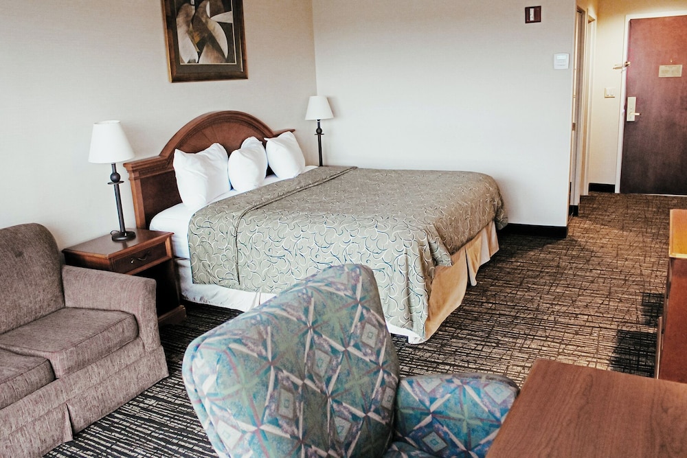 Hotel Topeka At City Center 10/36