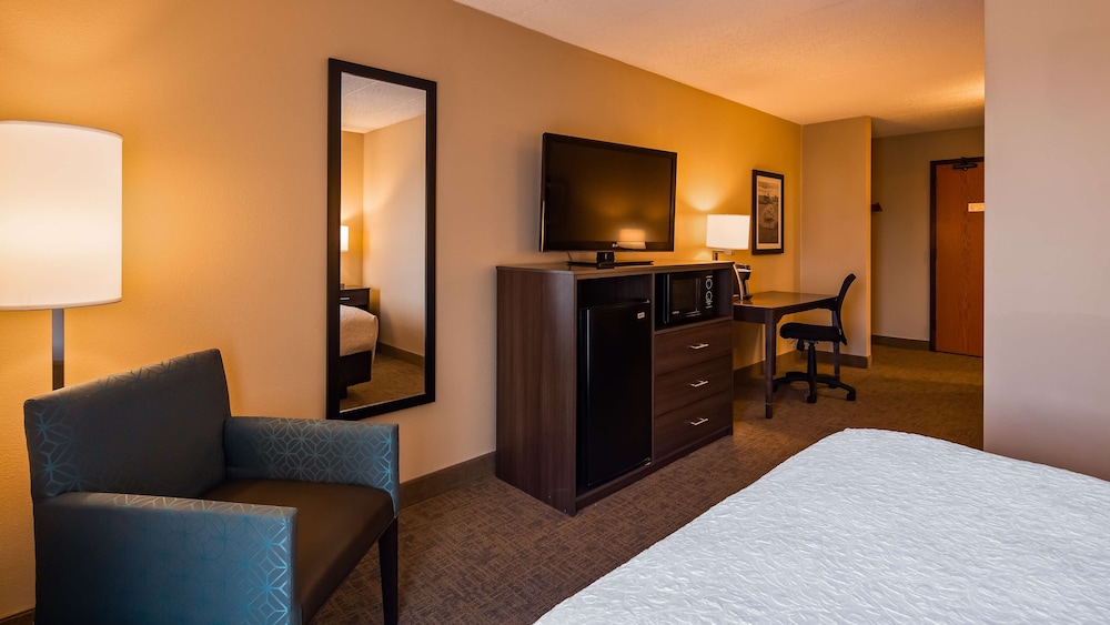 Best Western East Towne Suites 15/42