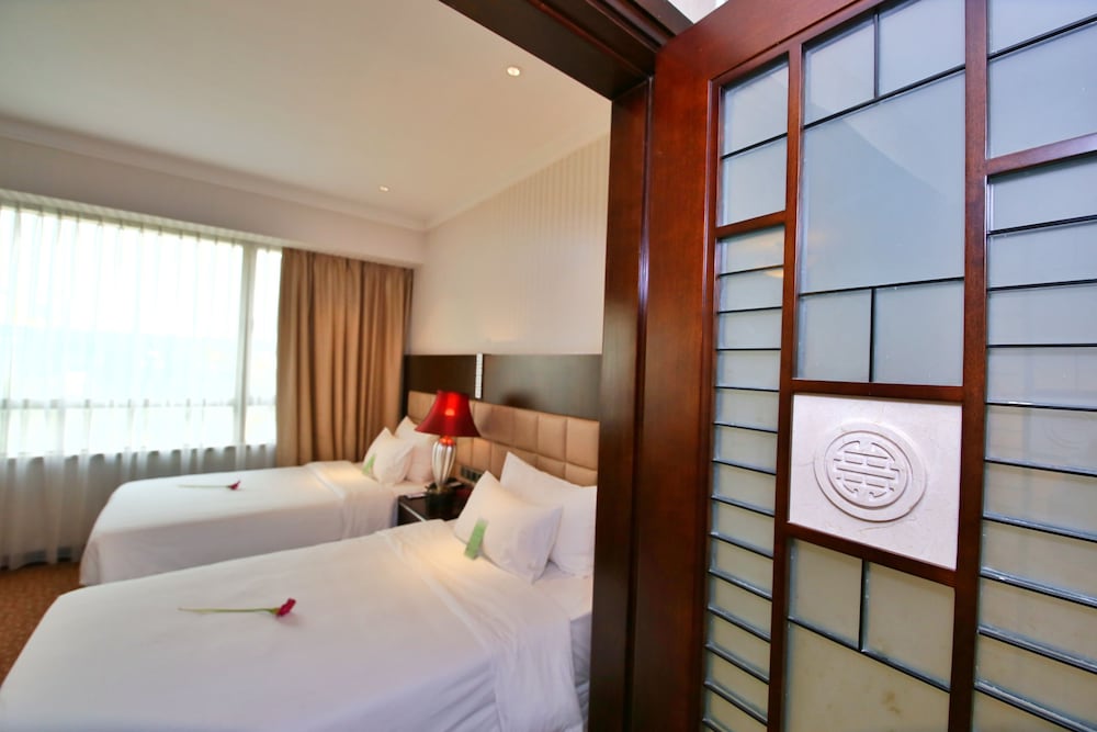 Dong Fang Hotel 34/74