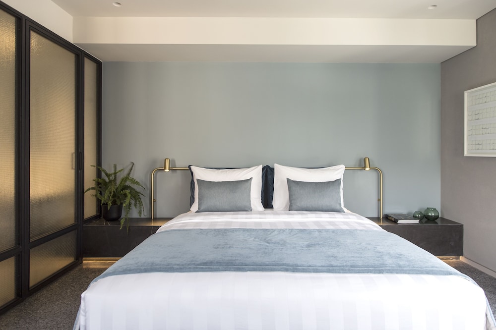 Perianth Hotel 8/61