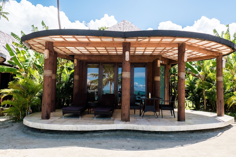 Coconuts Beach Club Resort and Spa in Maninoa