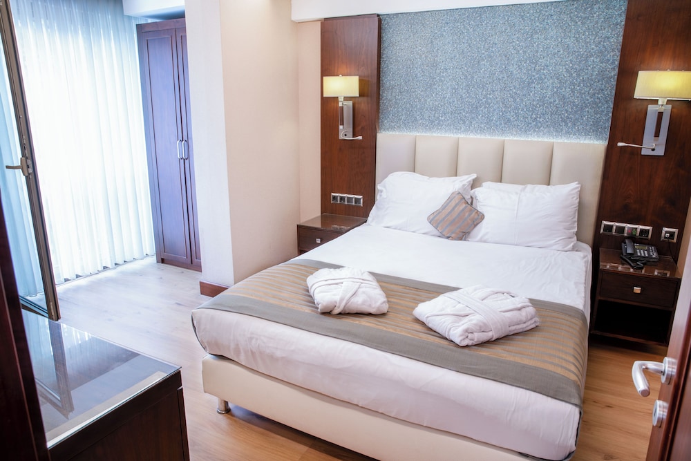 1 BEDROOM, SUITE, KING BED