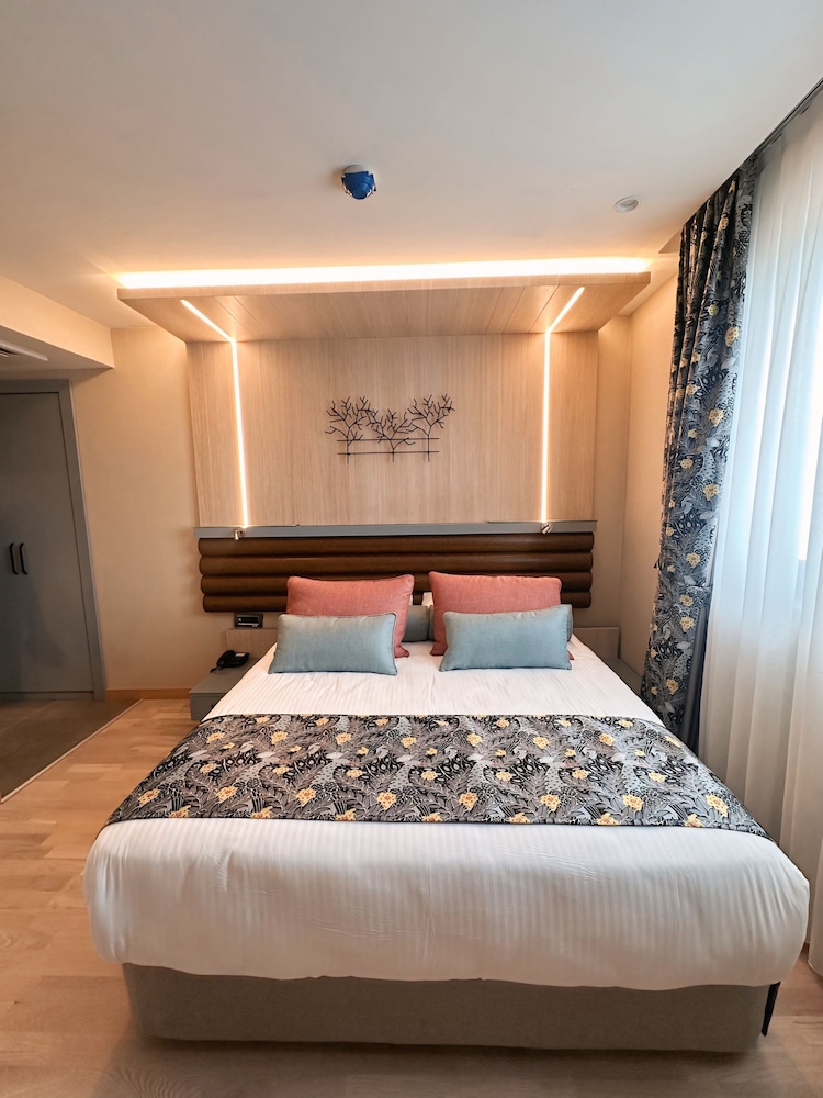 ROOM, DOUBLE OR TWIN BED
