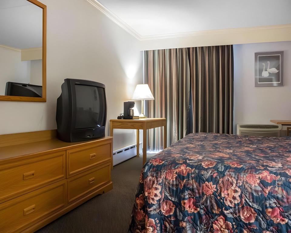 ROOM, QUEEN BED