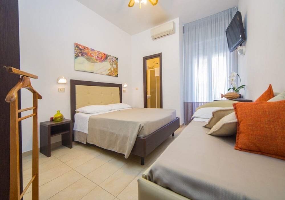 Mediterraneo Hotel and Suites 24/50