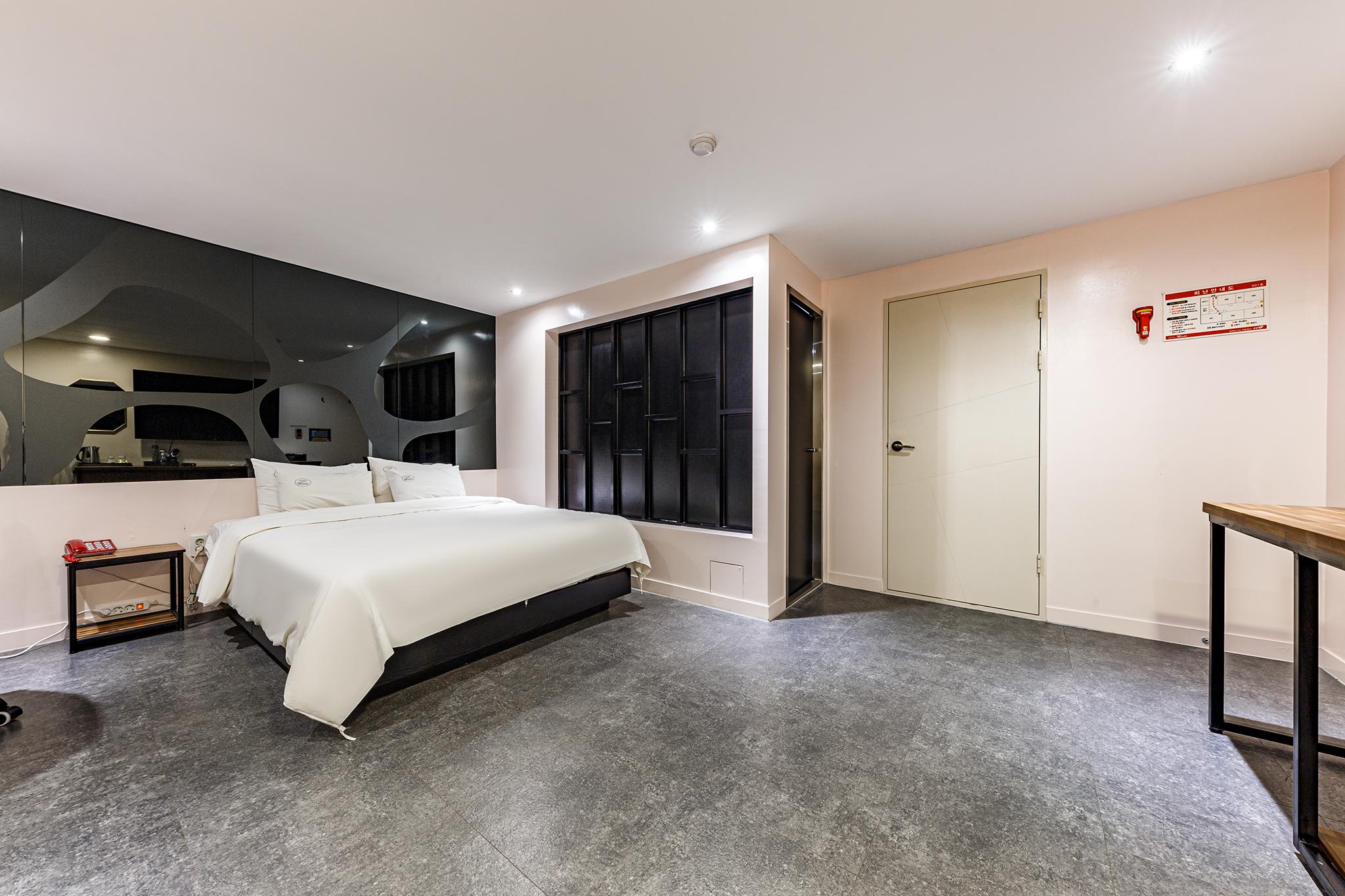 Made Hotel 20/50