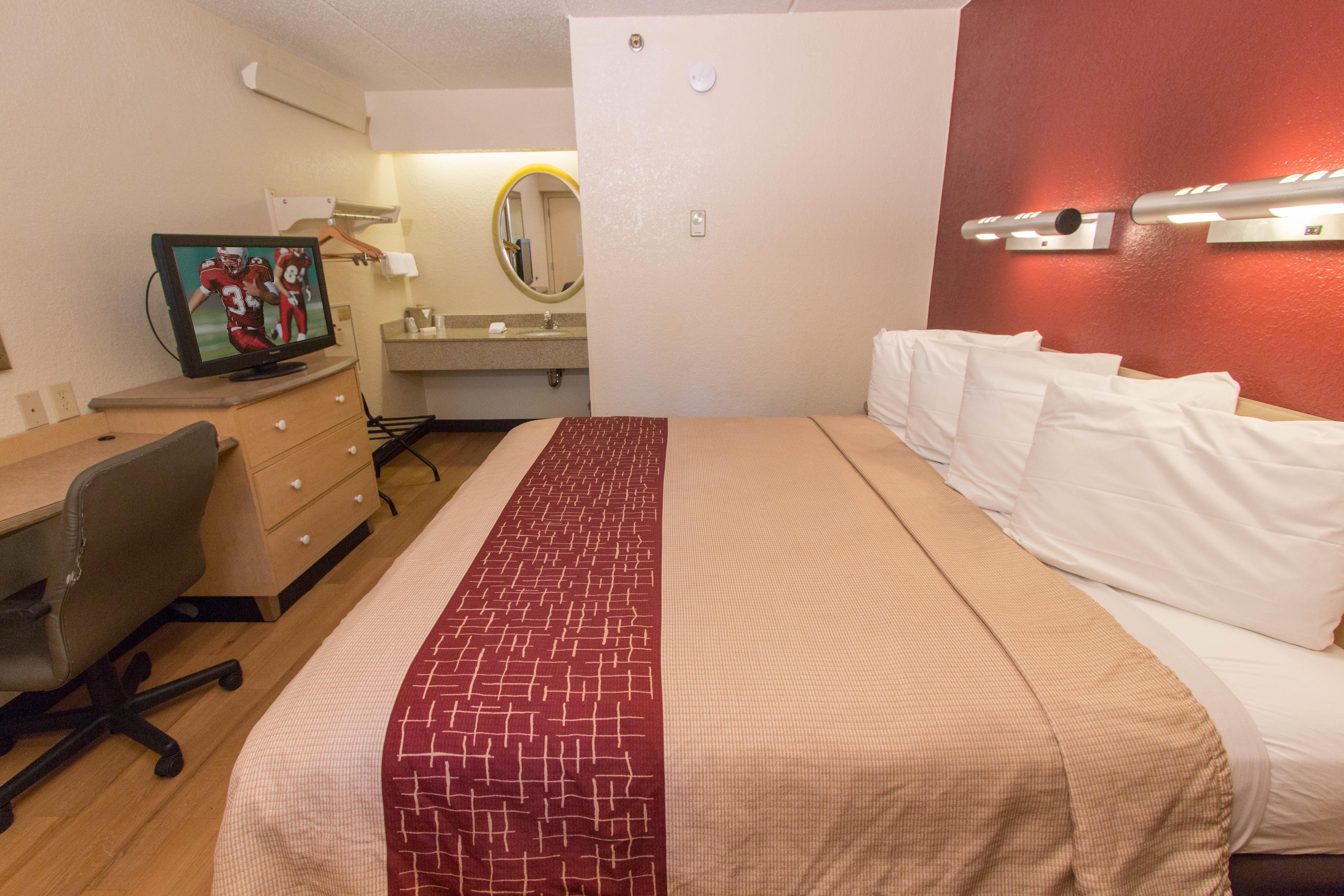 Room, King Bed, Red Roof Inn Hilton Head Island 3/6