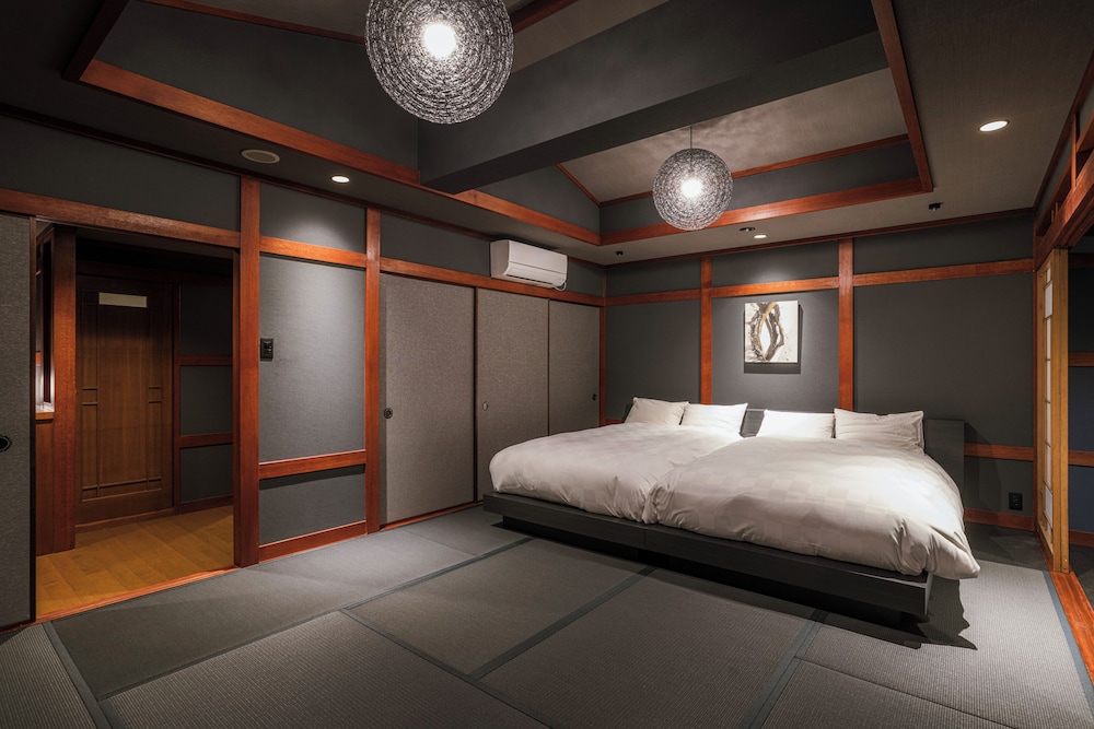Japanese, Twin Beds