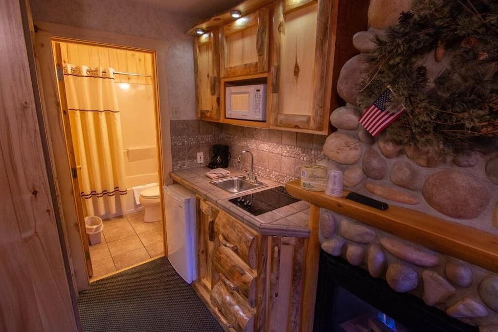 Spirit Lake Lodge and Snowmobile Rentals 29/63