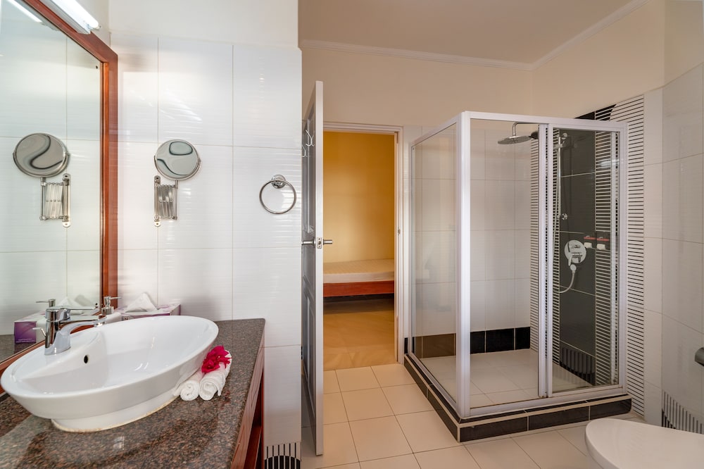 Glacis Heights Villa 46/50