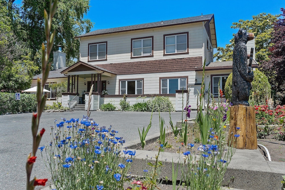 Cinnamon Bear Creekside Inn 51/59