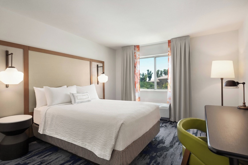 Fairfield Inn by Marriott Visalia Sequoia 14/23