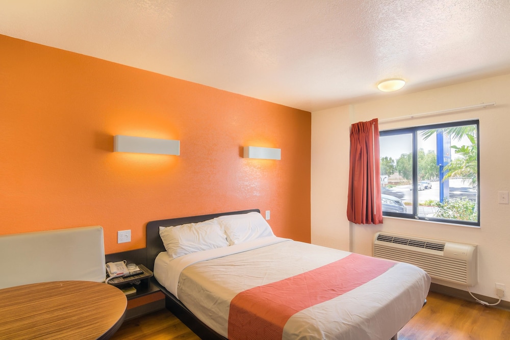 Motel6 Simi Valley, CA 23/50