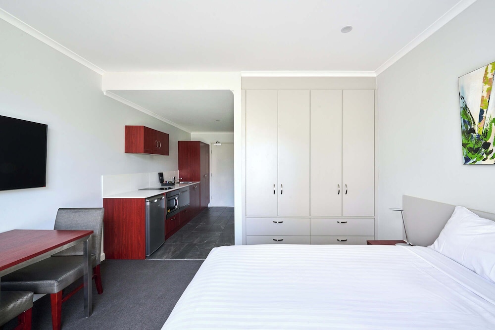 ABODE NARRABUNDAH 23/71