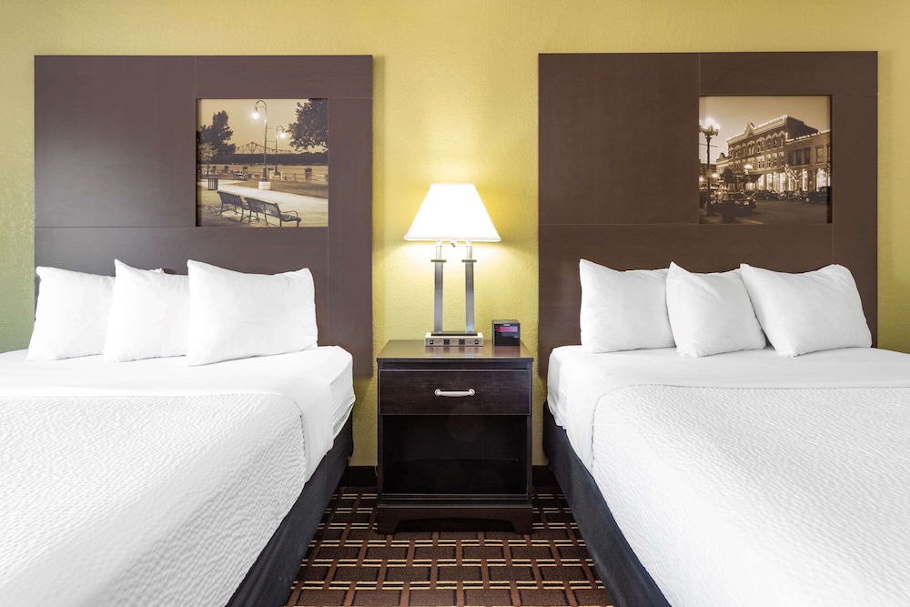Super 8 By Wyndham La Crosse 13/45