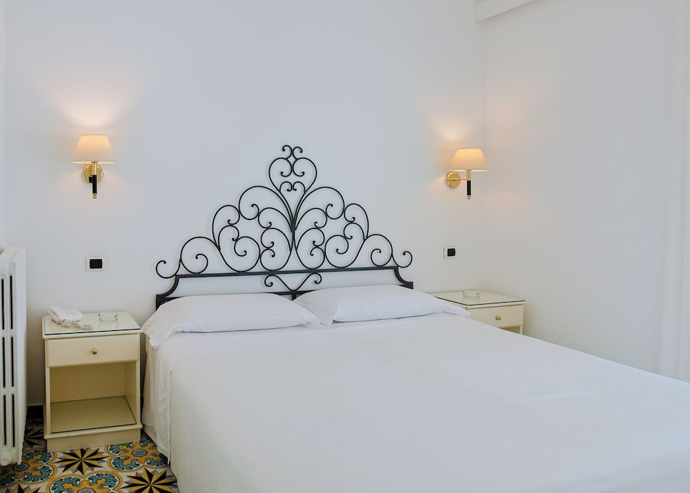 CLASSIC, DOUBLE BED, PARTIAL OCEAN VIEW