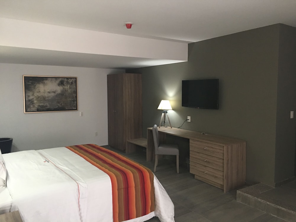 Hangar Inn Guadalajara Aeropuerto 6/24