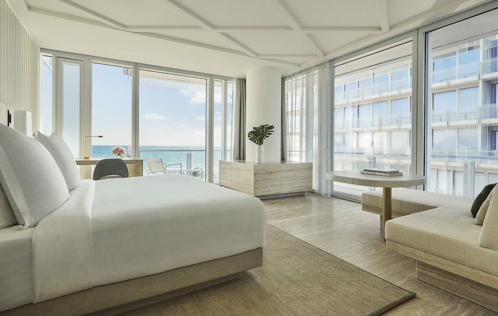 ROOM, KING BED, CITY VIEW